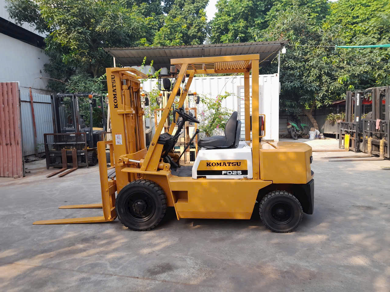 z6114901571968_661aeee98617bbb7cda9981255954a9c Xe nâng Komatsu FD25-10